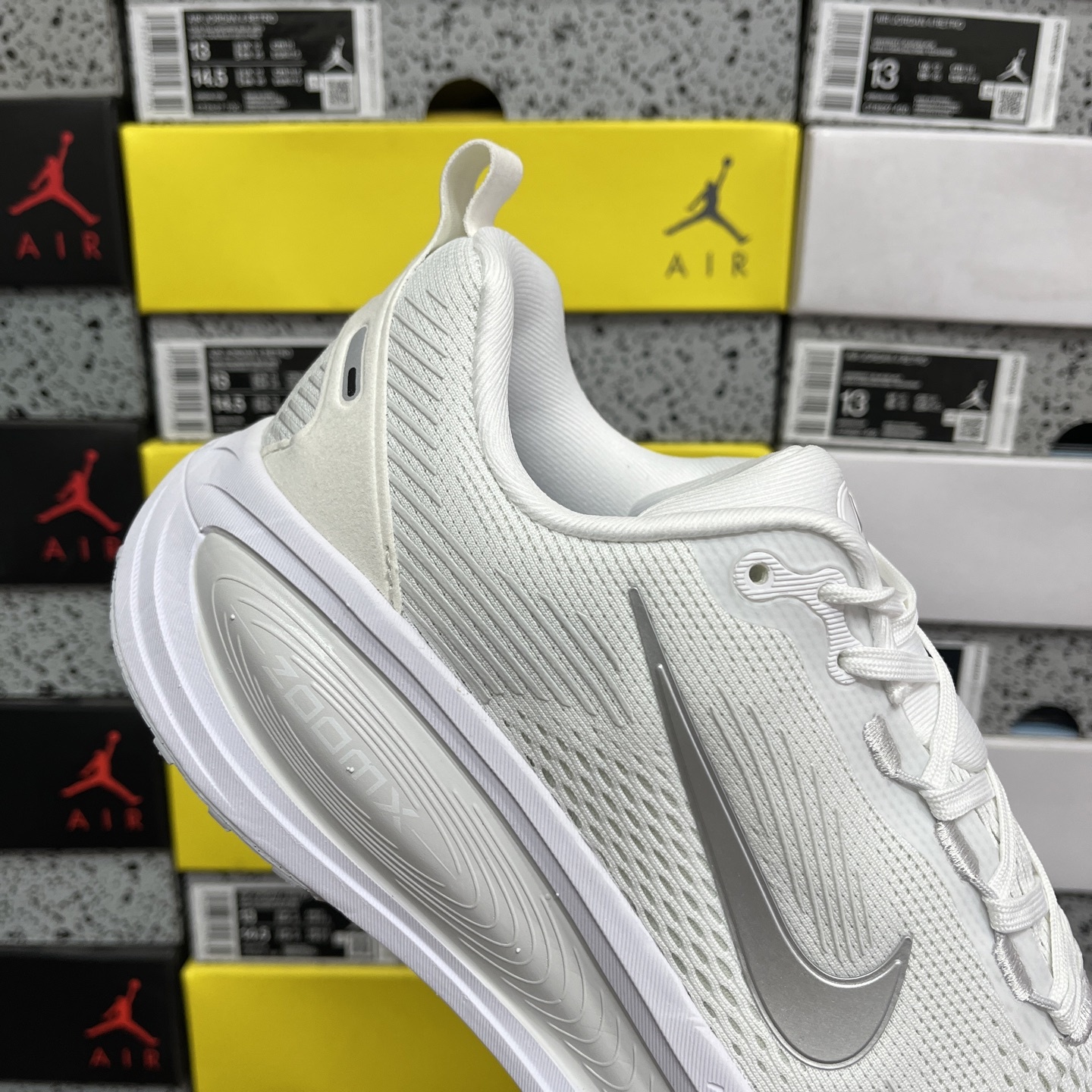 Nike Air Zoom Vomero 18 HM6804-104 manufacturer view 4