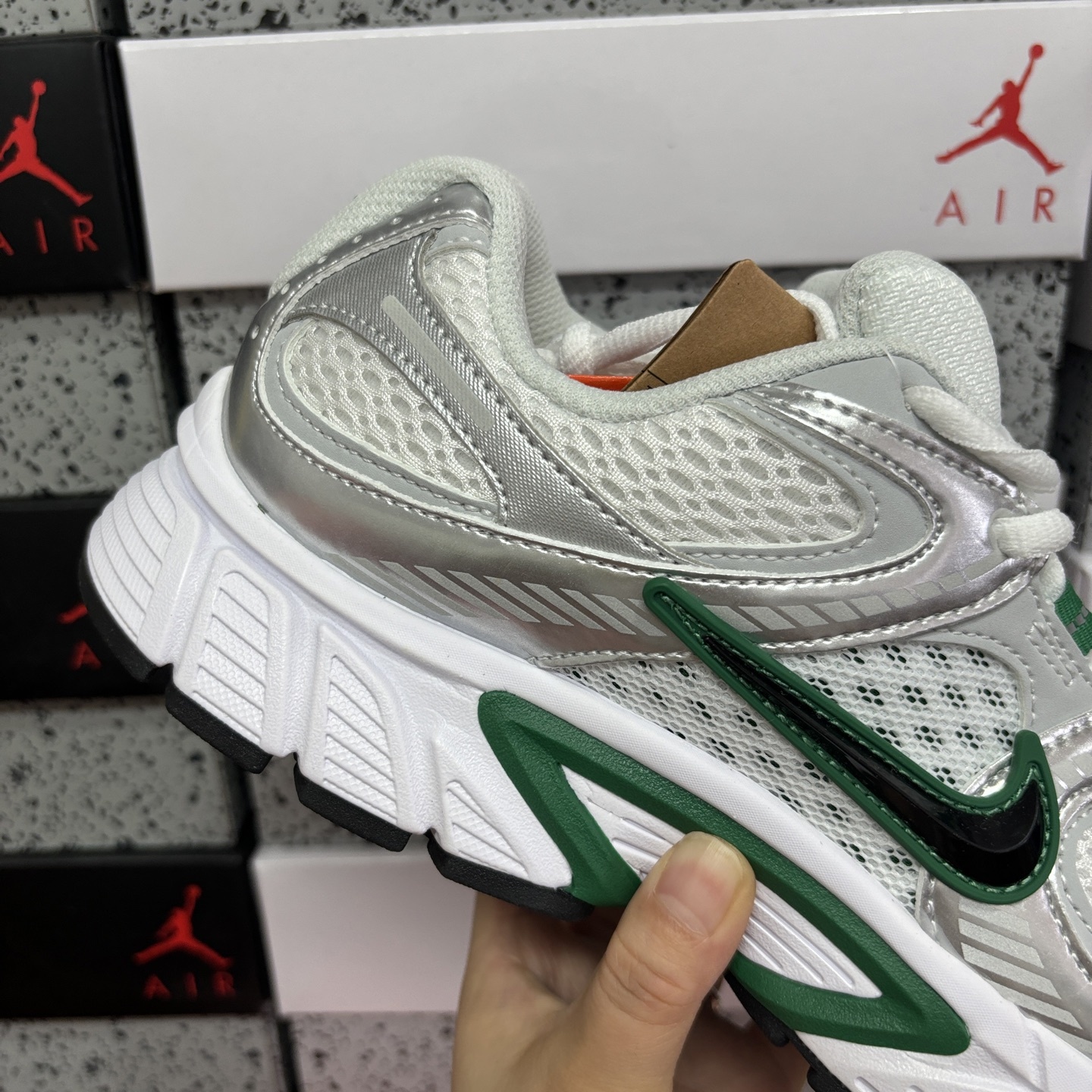 Nike V5 RNR HJ5228-100 manufacturer view 2