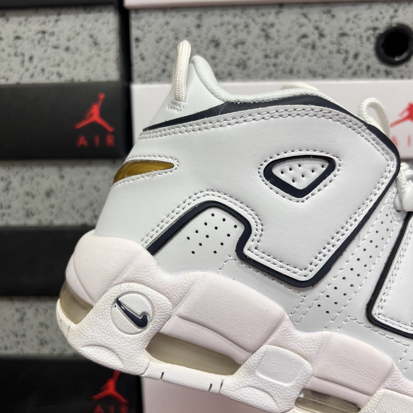 Nike AIR MORE UPTEMPO '96 921948-109 4