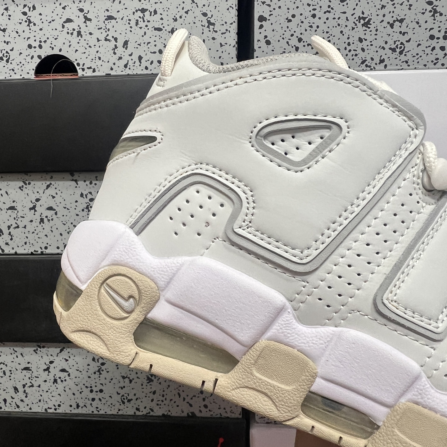 Nike AIR MORE UPTEMPO '96 DM1023-001 4