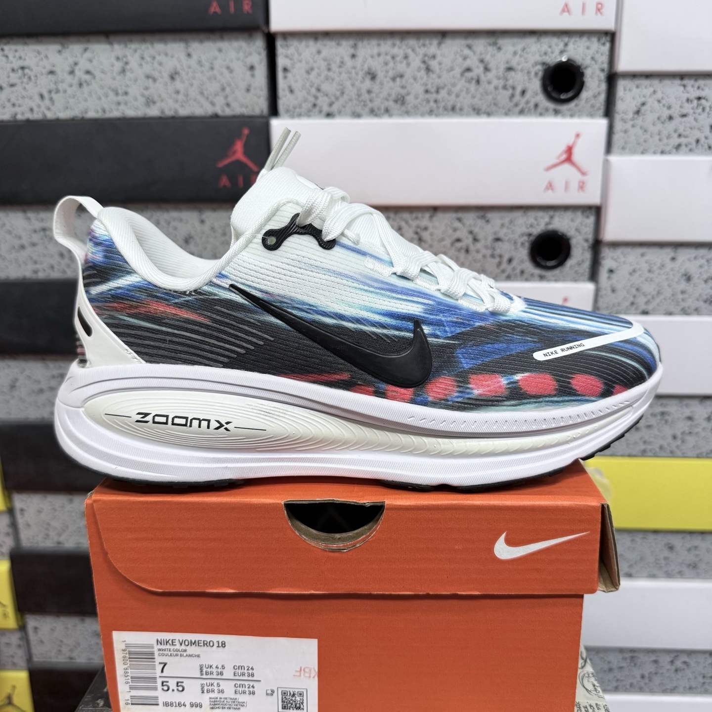 Nike VOMERO 18 IB8184-999