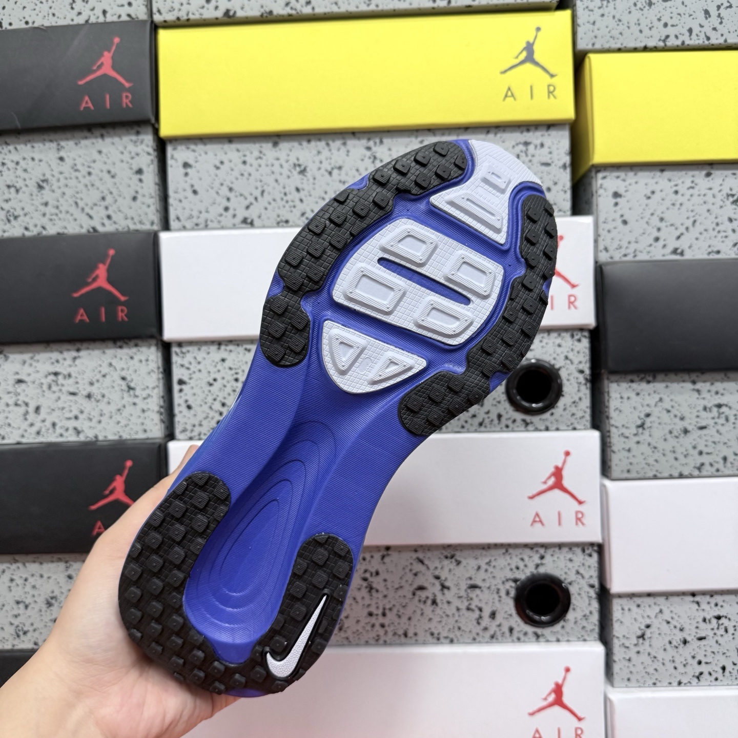 Nike VOMERO 18 HM6804-700 2