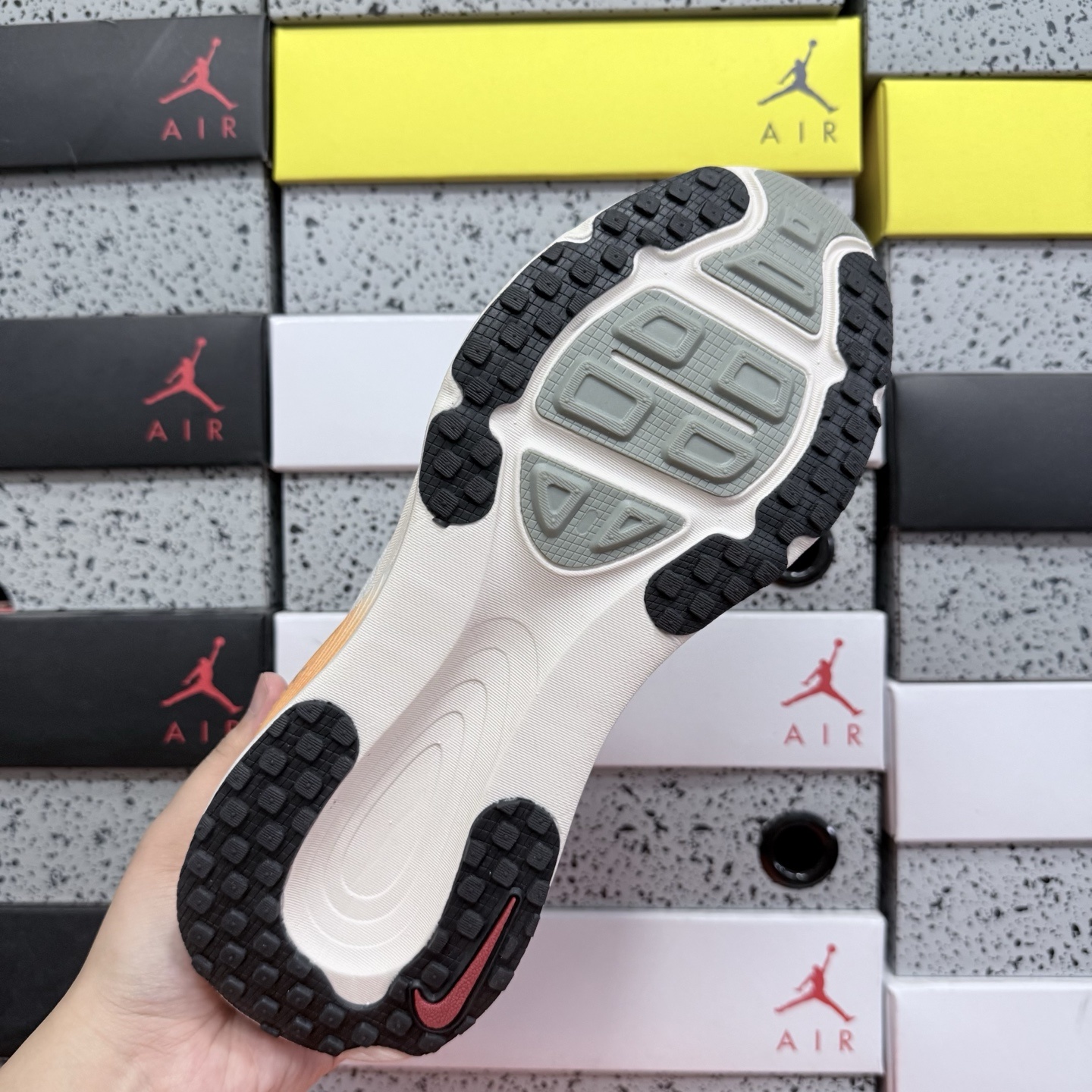 Nike VOMERO 18 IQ1131-120 2