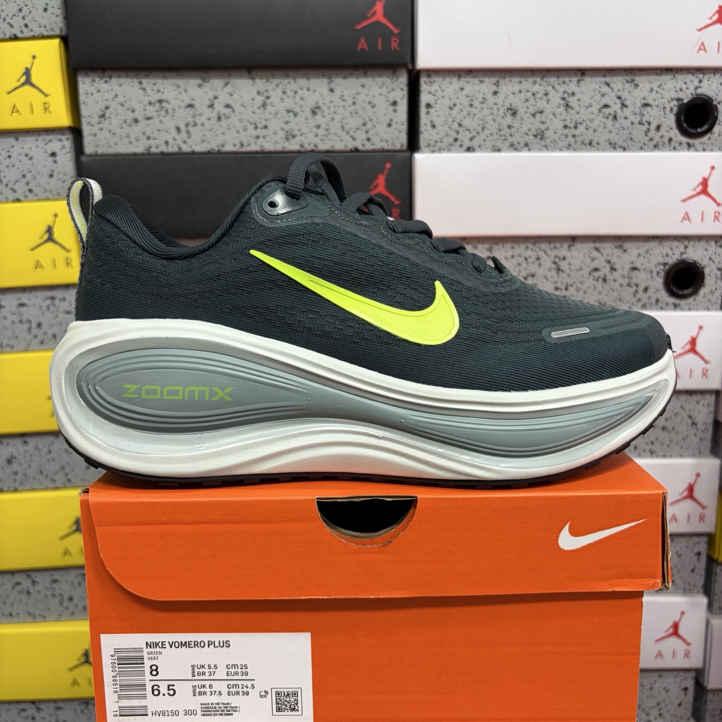 Nike VOMERO 18 HV8150-300 manufacturer view 1