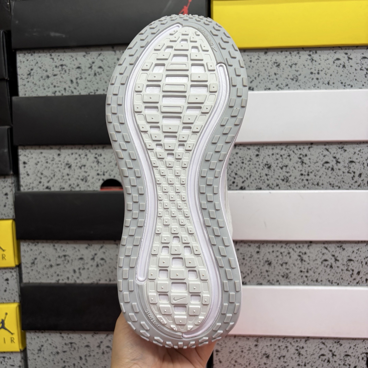 Nike VOMERO 18 HV8510-102 2