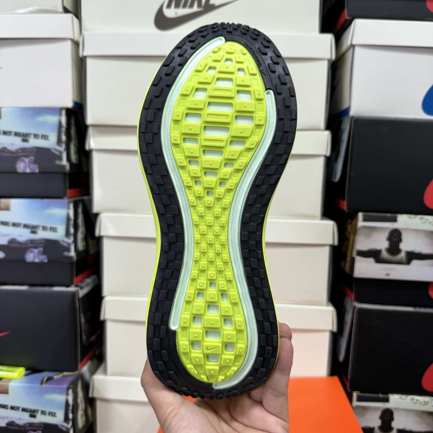 Nike VOMERO 18 HV8150-800 2