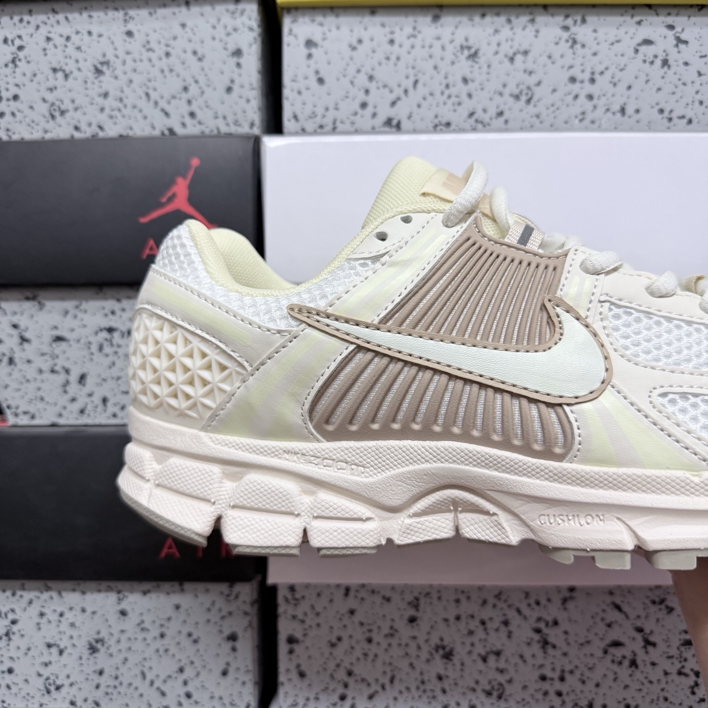 Nike Vomero5 FQ6868-111 4