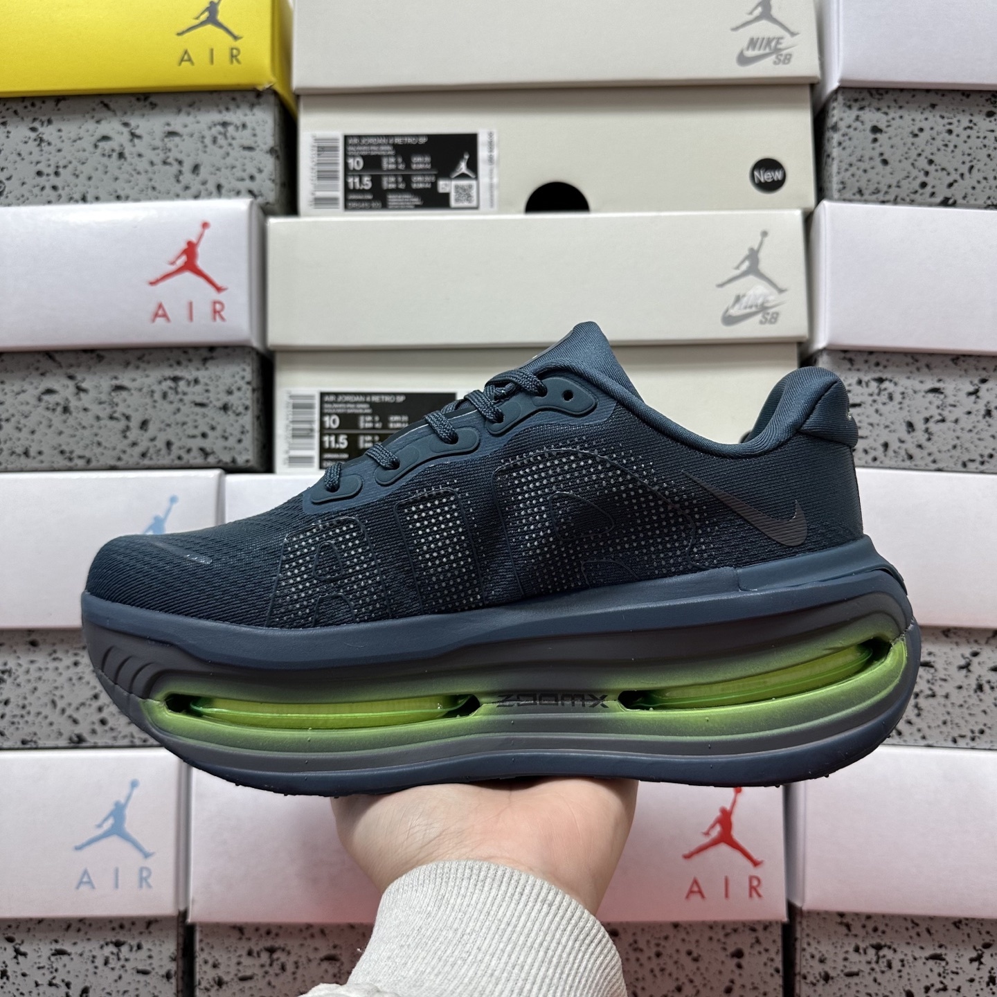 Nike VOMERO PREMIUM HQ2050-611 2