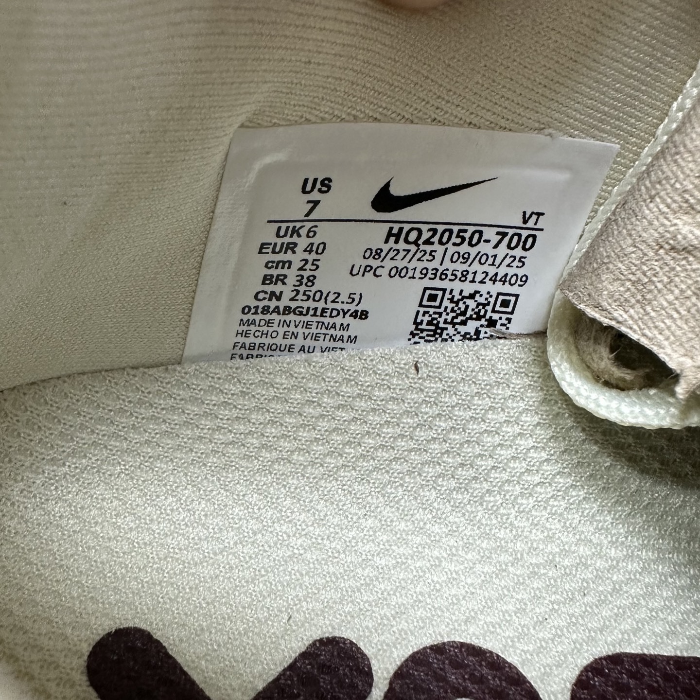 Nike VOMERO PREMIUM HQ2050-700 2