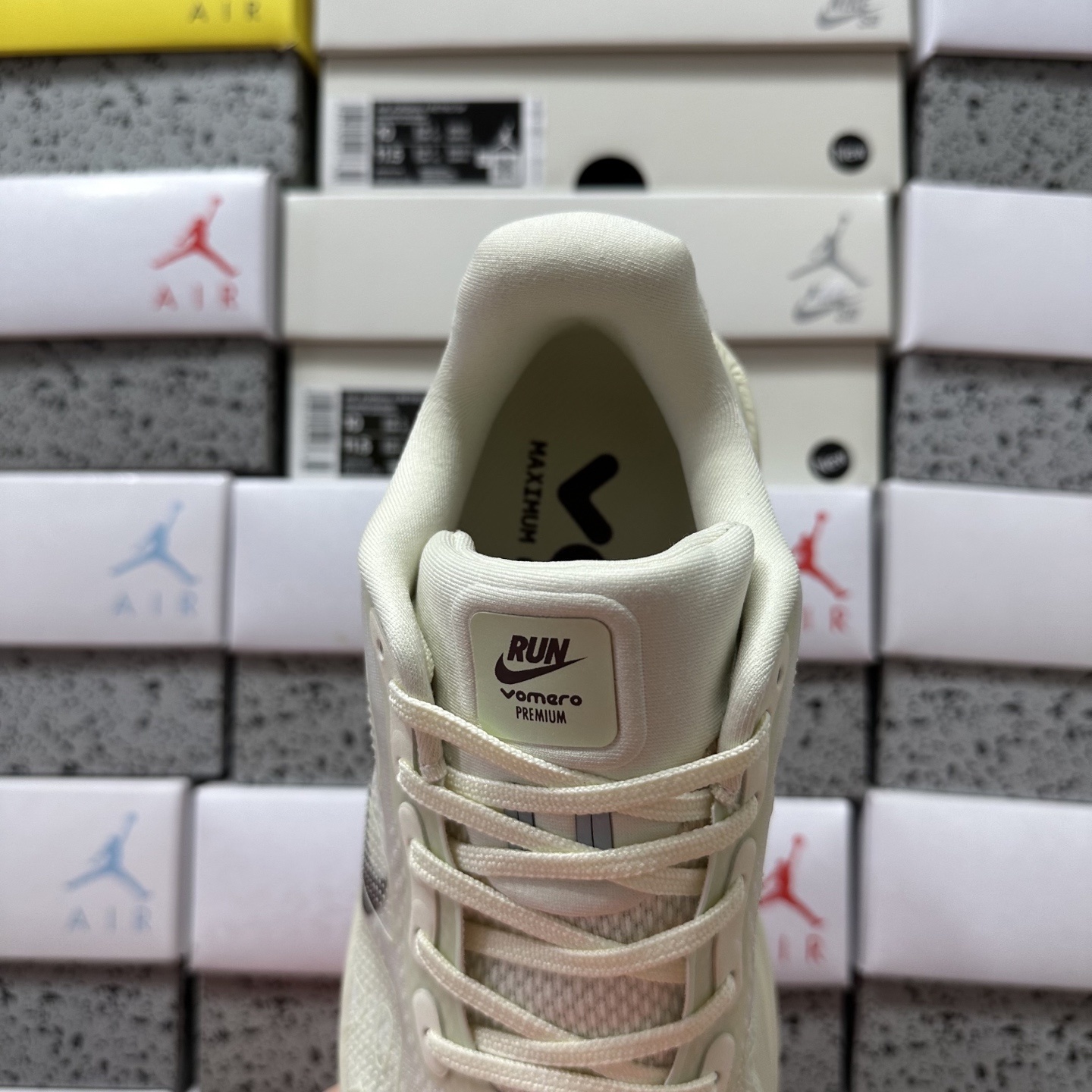 Nike VOMERO PREMIUM HQ2050-700 3
