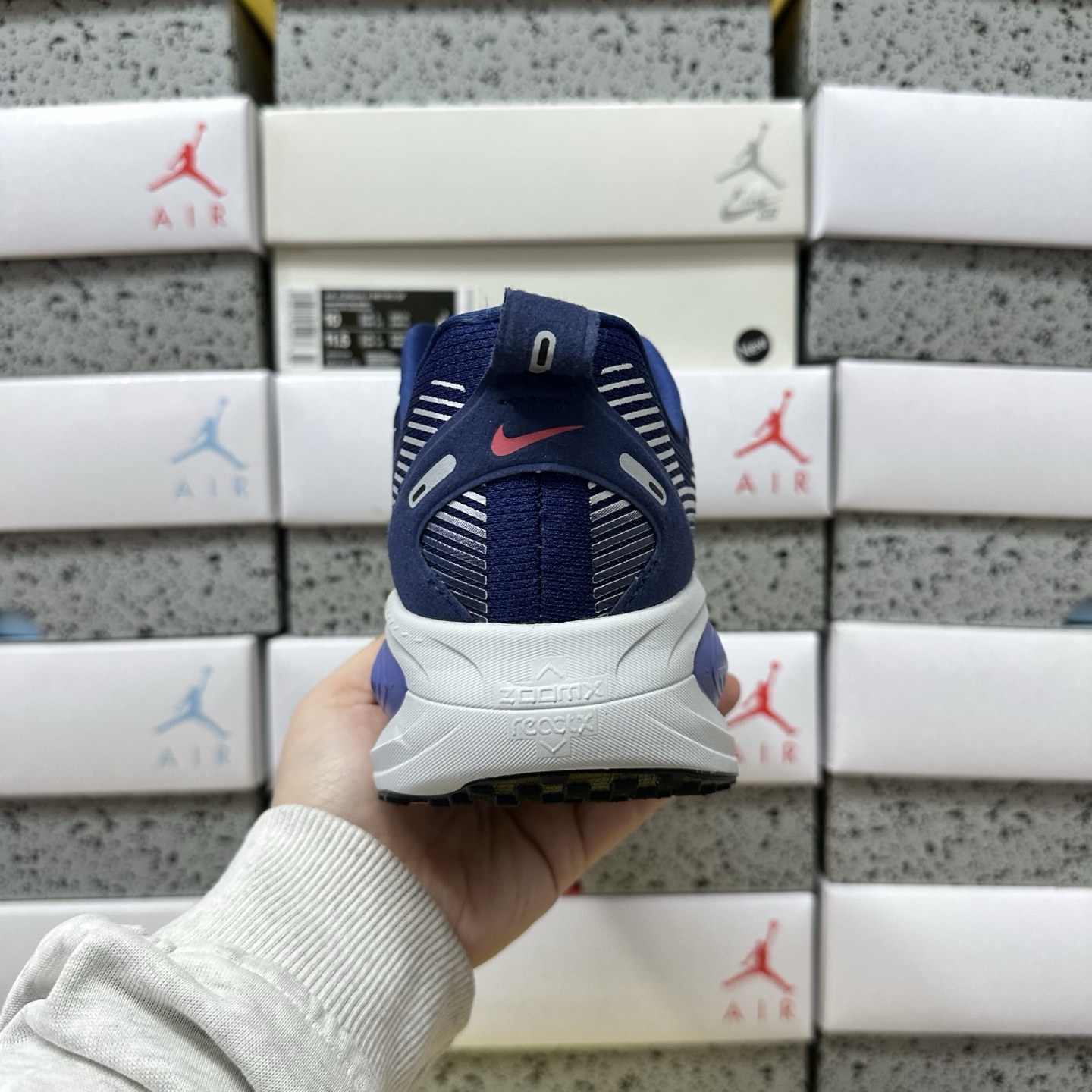 Nike Vomero 18 HM6803-401 manufacturer view 2