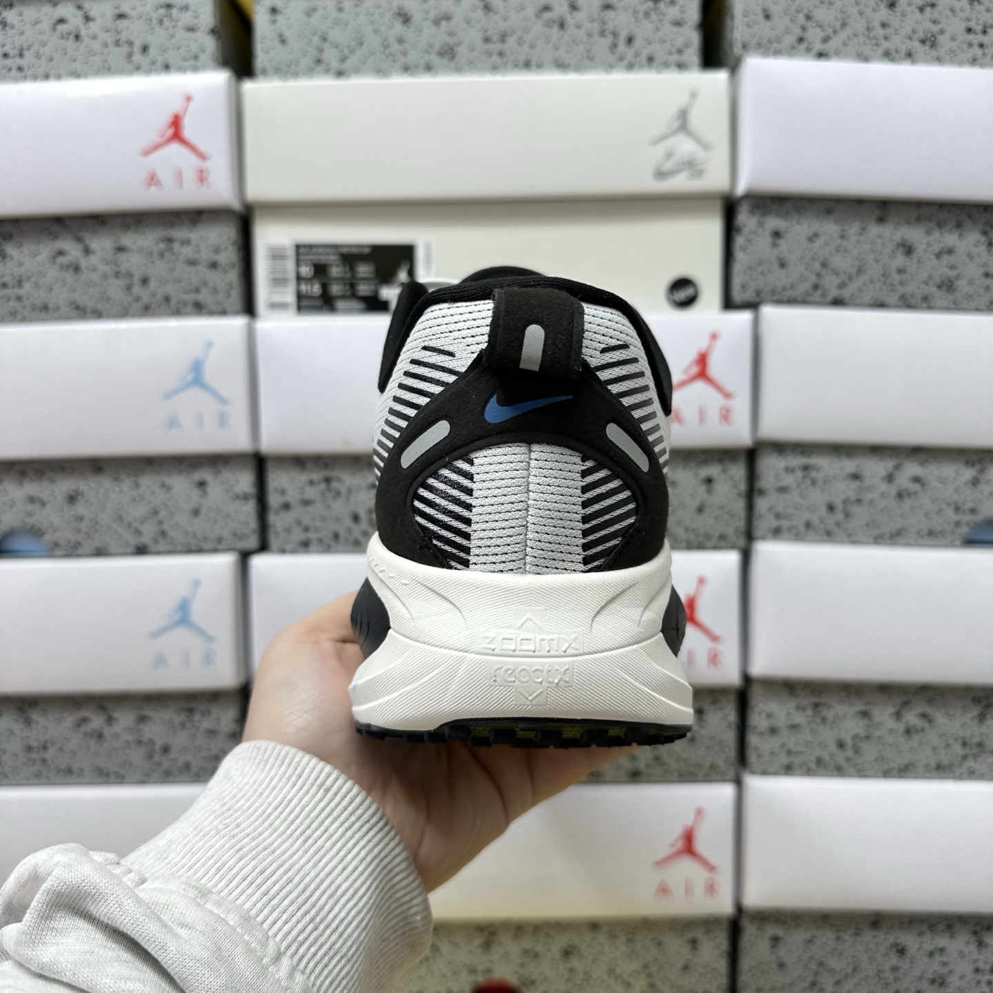 Nike Vomero 18 IB7722-100 2