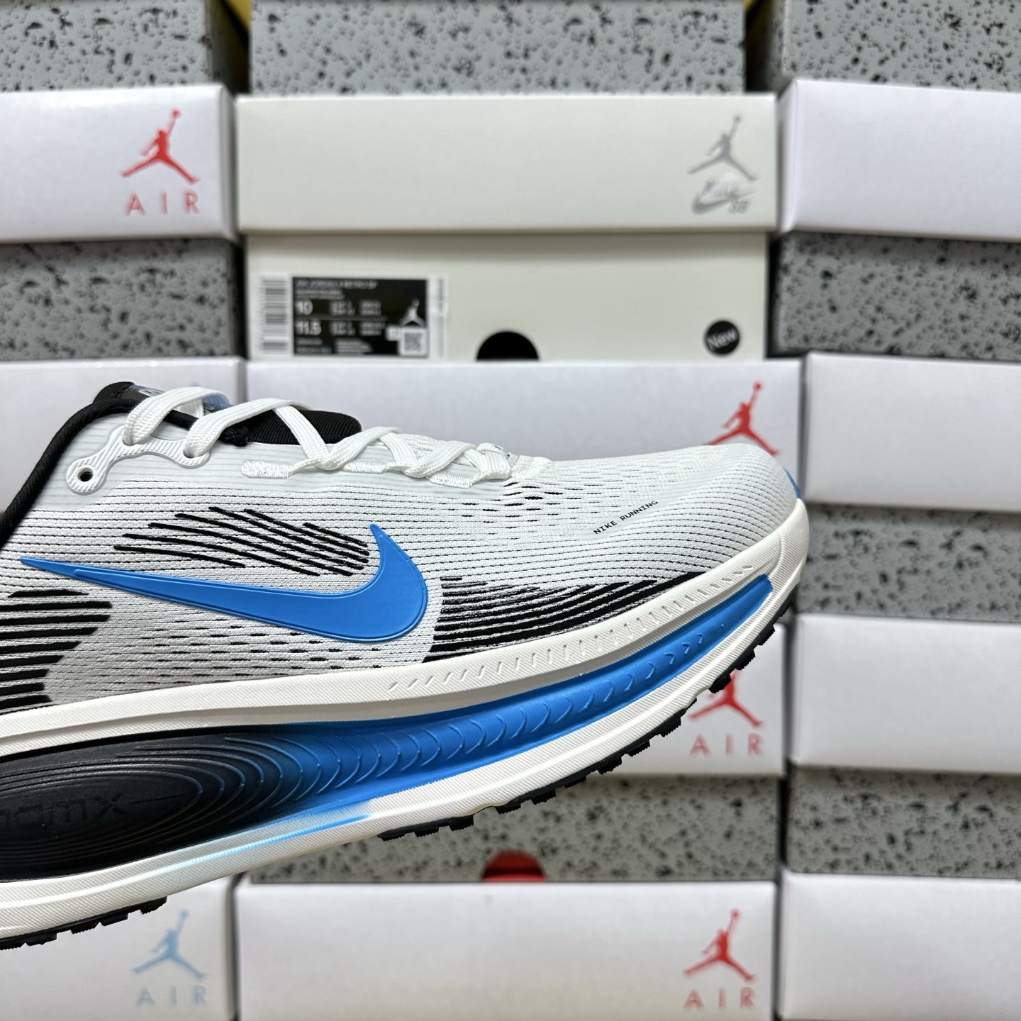 Nike Vomero 18 IB7722-100 4
