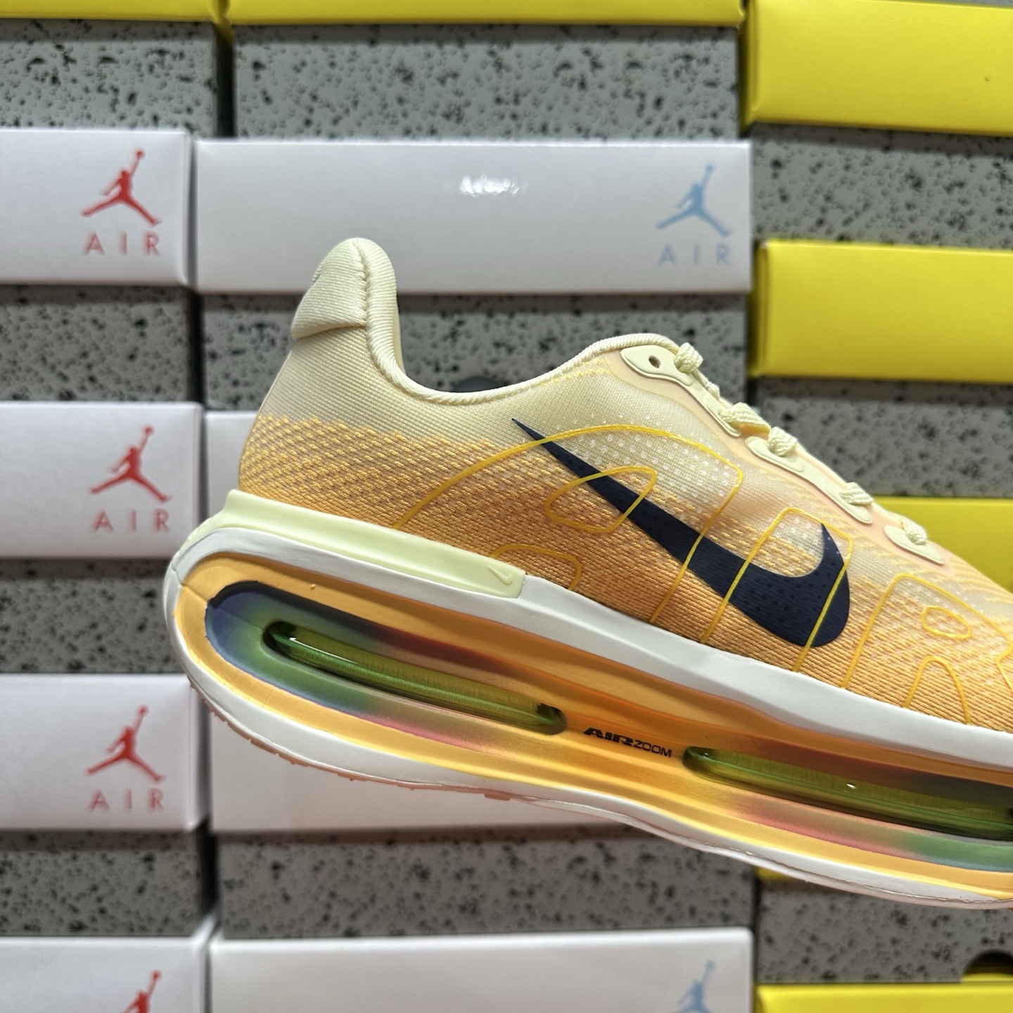 Nike Vomero Premium HQ2050-701 manufacturer view 3