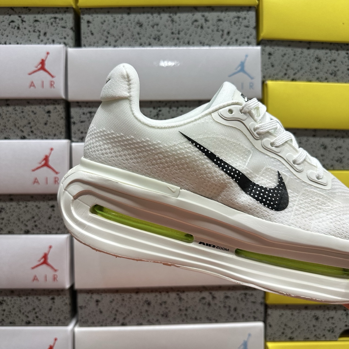Nike Vomero Premium HQ2050-303 3