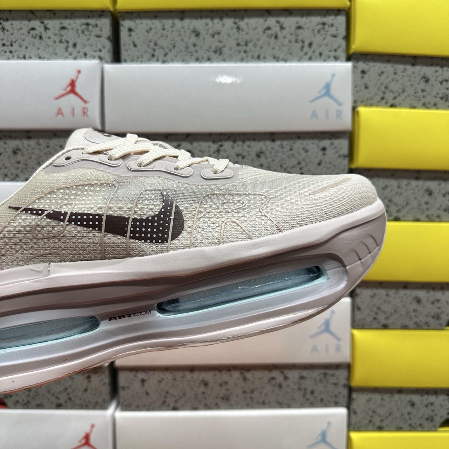 Nike Vomero Premium HQ5963-607 4