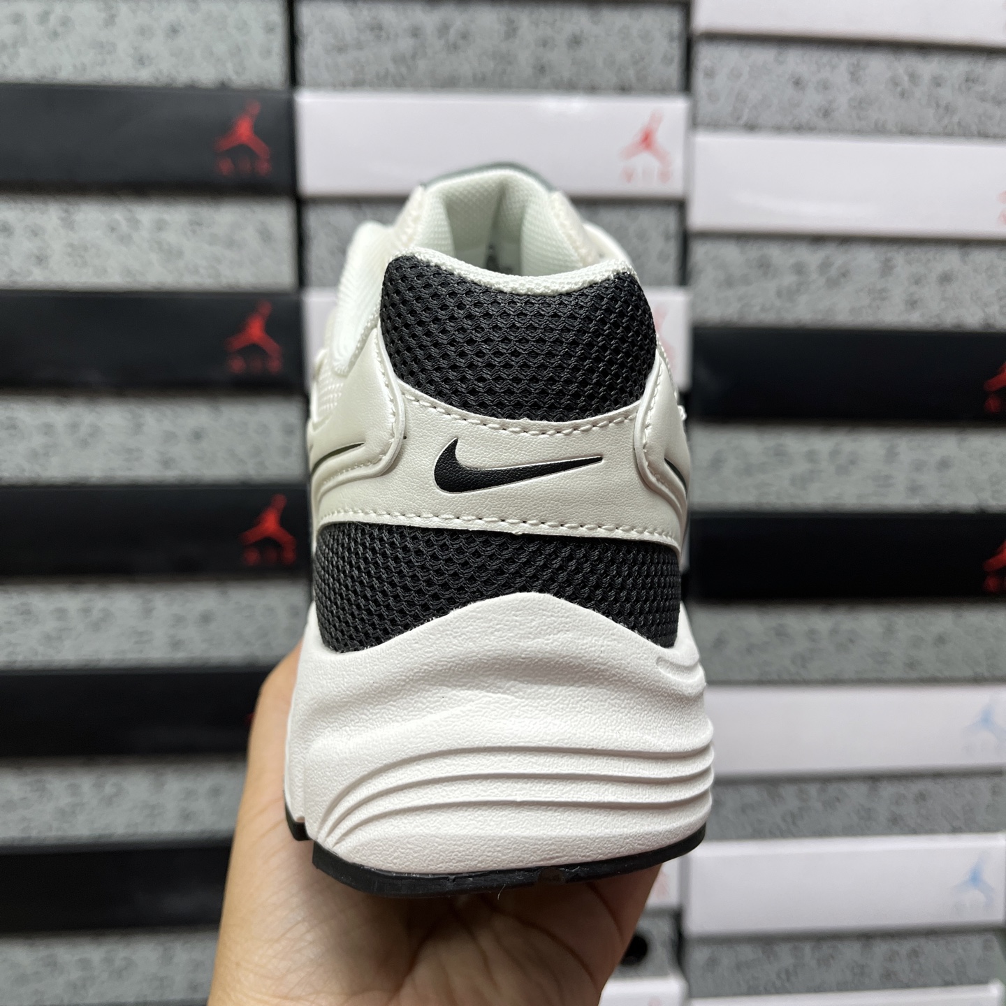 Nike NIKE VOMERO HQ3686-001 2