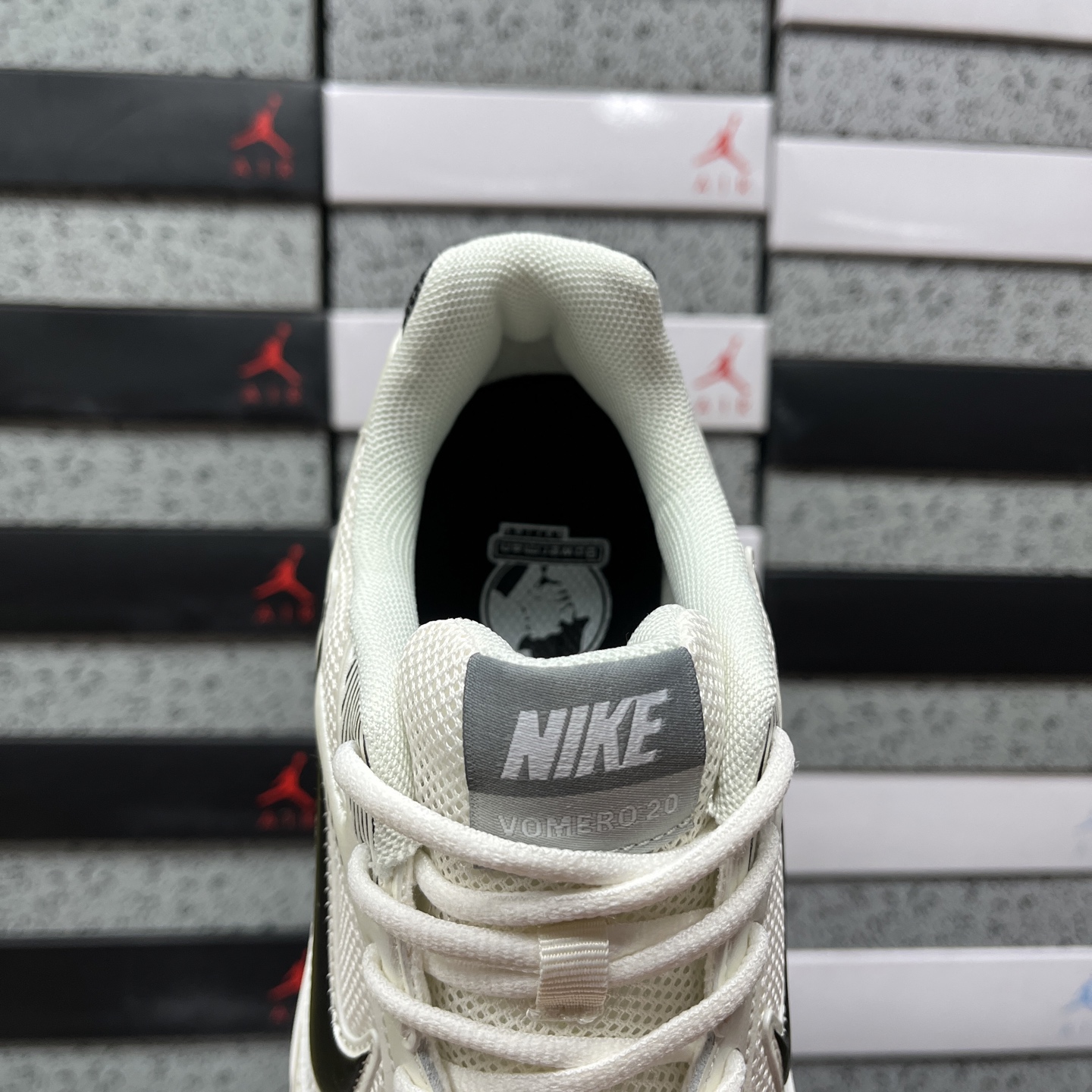 Nike NIKE VOMERO HQ3686-001 3