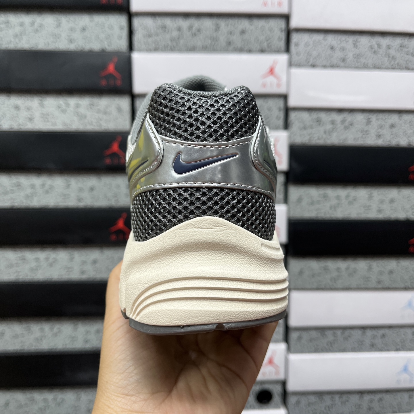 Nike NIKE VOMERO HQ6868-111 2