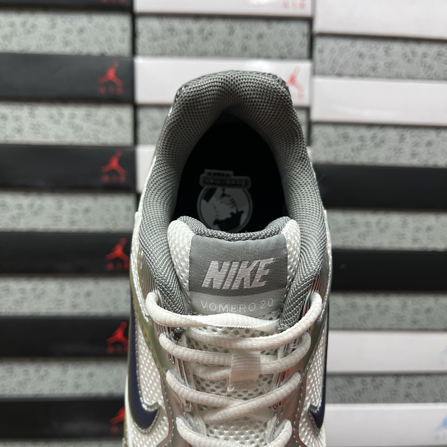 Nike NIKE VOMERO HQ6868-111 3