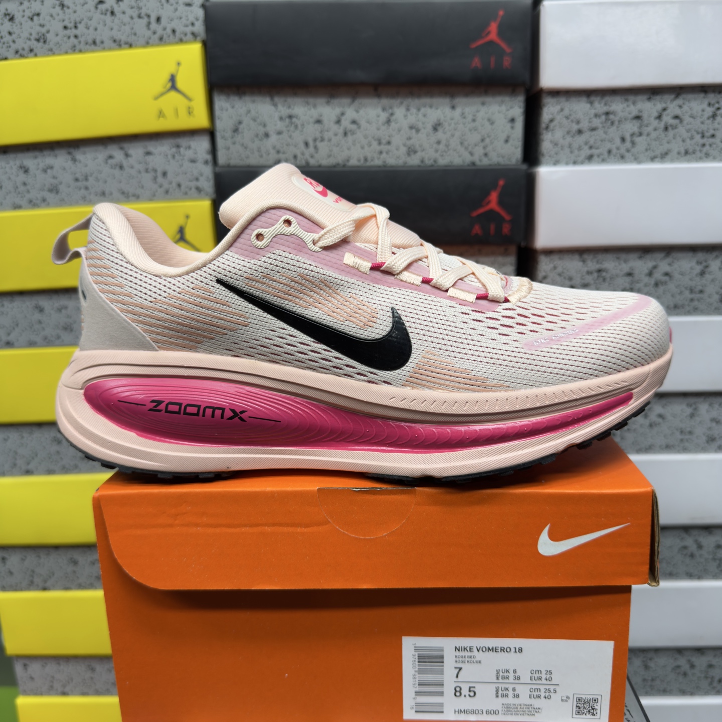 Nike Vomero 18 HM6803-600